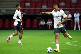 周定洋踩人染红！复刻蒋圣龙首轮动作，媒体人：连锁反应太有趣.